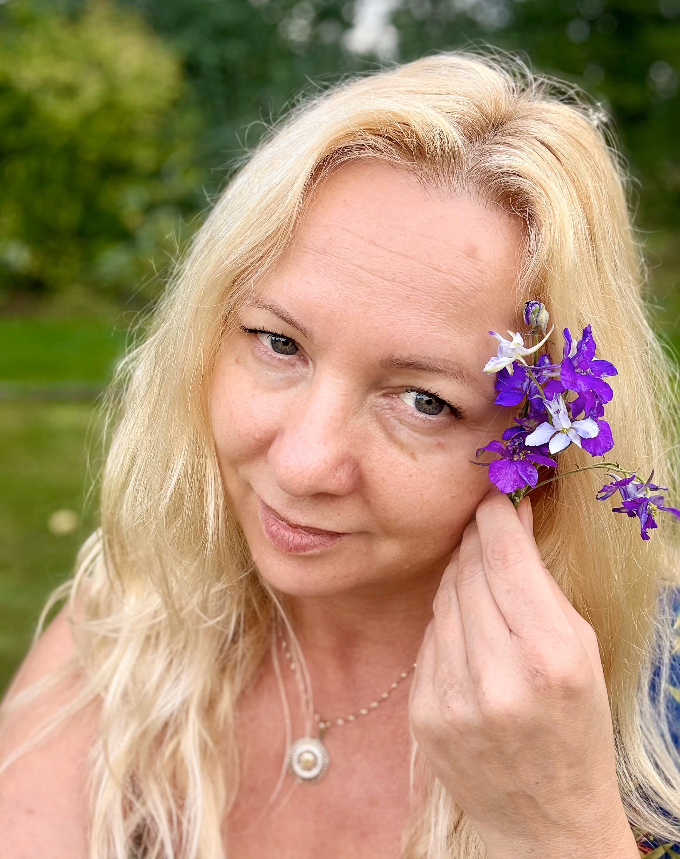 Założycielka Forever Bloom Studio na łące
